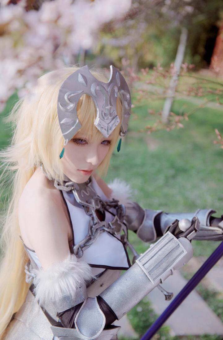 《fate/grand order》圣女贞德cos:白富美cos的贞德就是美