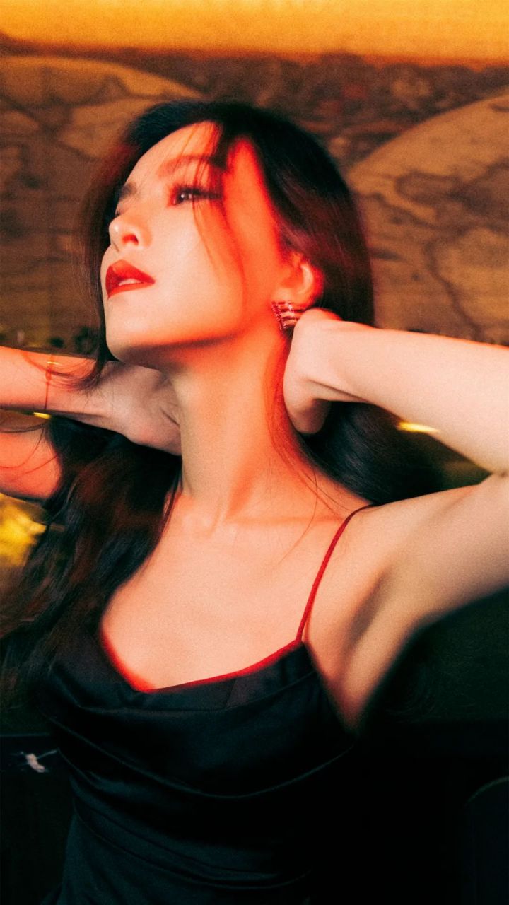 文咏珊"蛇蝎美人"李木子有时温婉有时残忍, 性感黑裙,拿着红酒杯,一颦