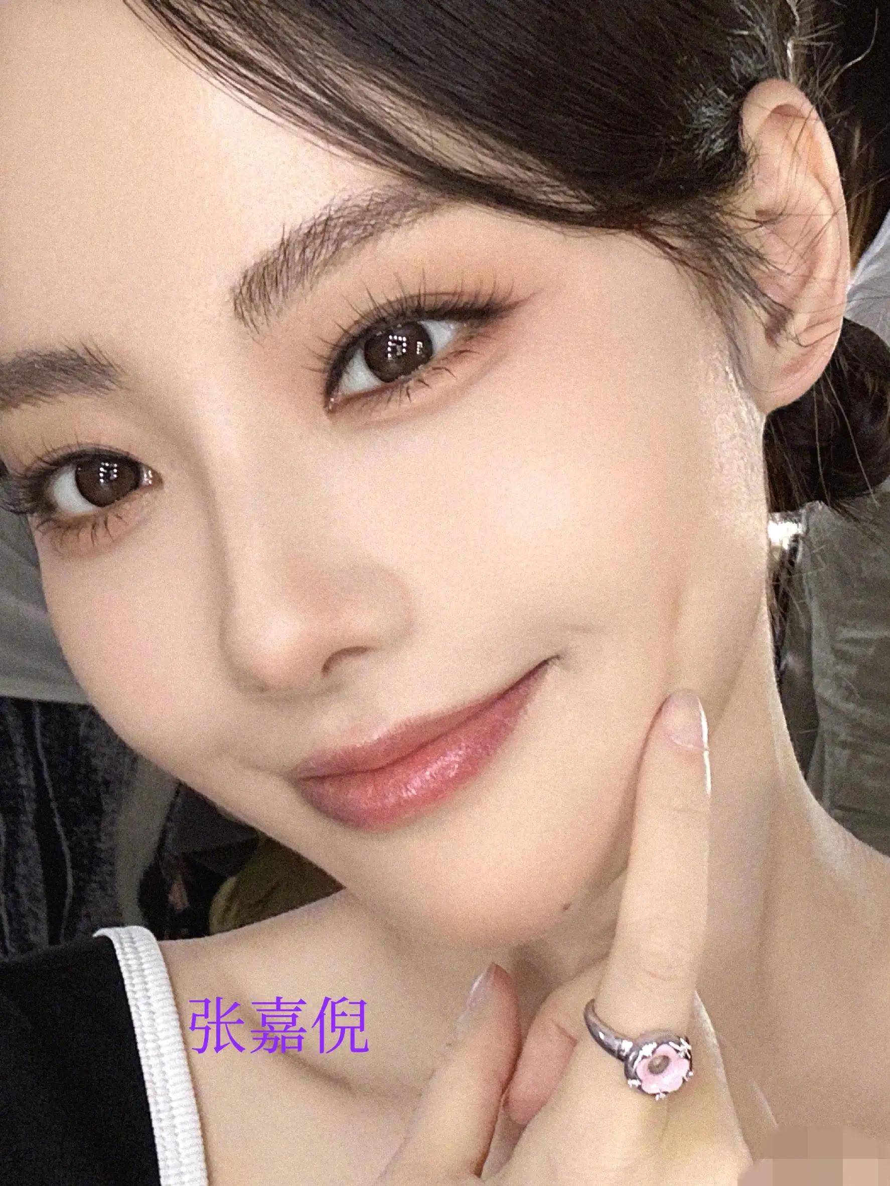 张嘉倪晒酒窝美照撞脸唐嫣,发文称笑对人生,离婚程序仍在进行中