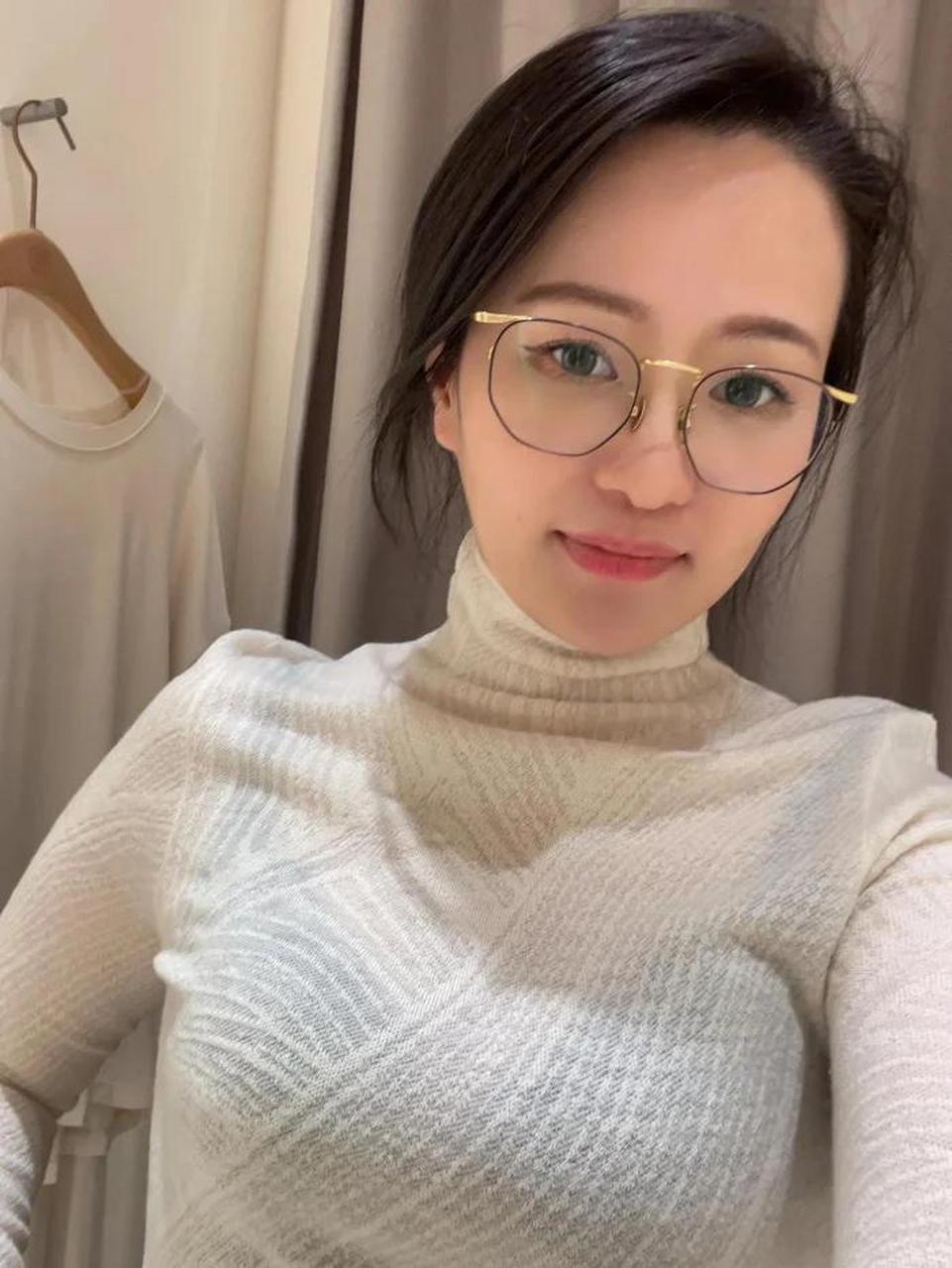 无聊戴眼镜自拍的少妇,眼镜增加了一份神秘感和朦胧美