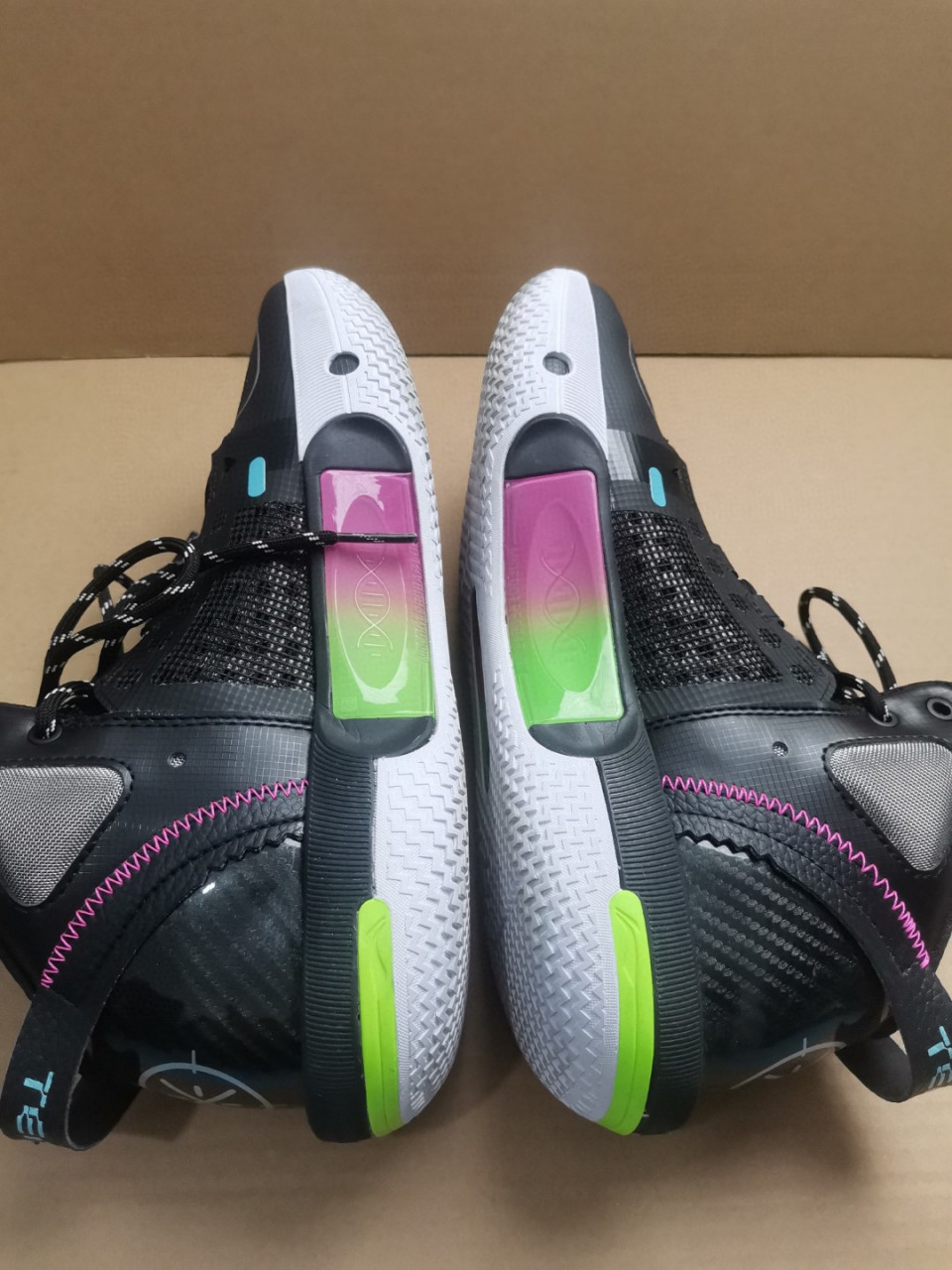 李宁45码幻影4篮球鞋偏瘦一码 正品,鞋型偏瘦 穿过两次,适合内长280的