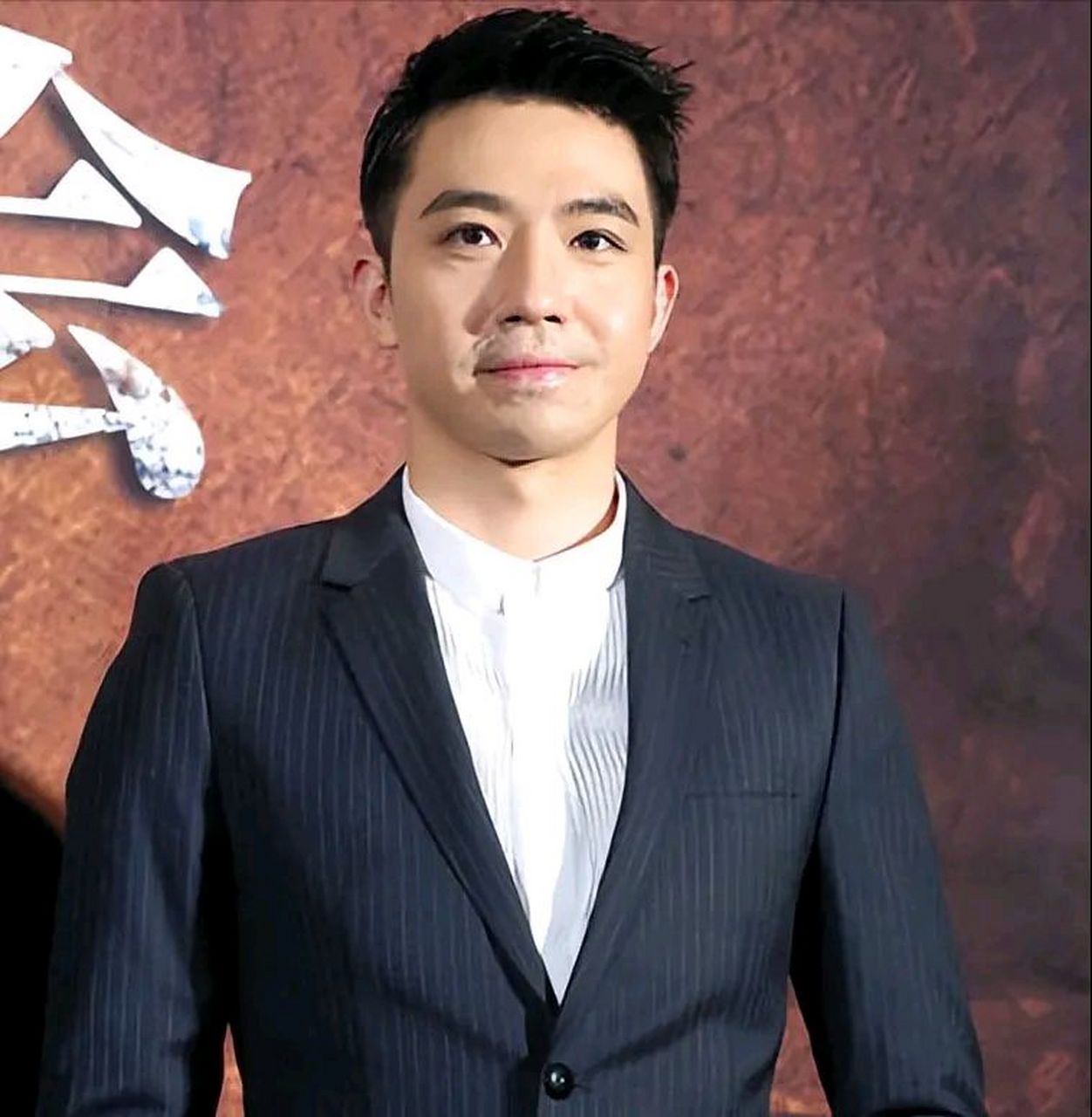 2017年,俞灏明icon在机场偶遇了刘烨,就开心的飞奔过去打招呼,大喊:"