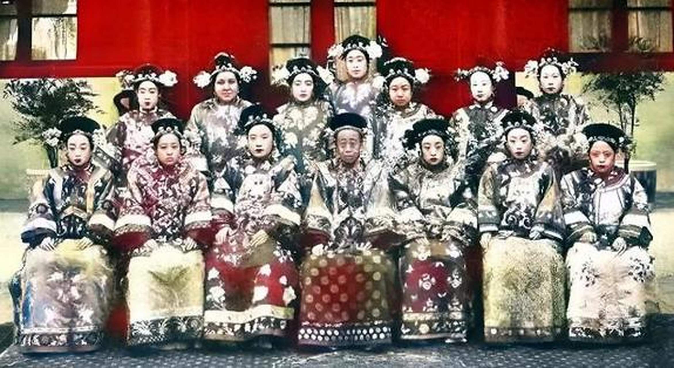 清朝末年后宫的妃子们,你说皇帝最喜欢哪个?