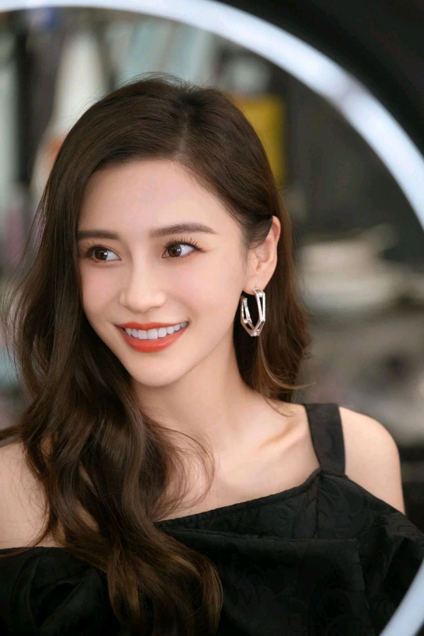 盘点最爱笑的女明星都有谁?#娱乐##明星#  1.高圆圆 2.杨颖