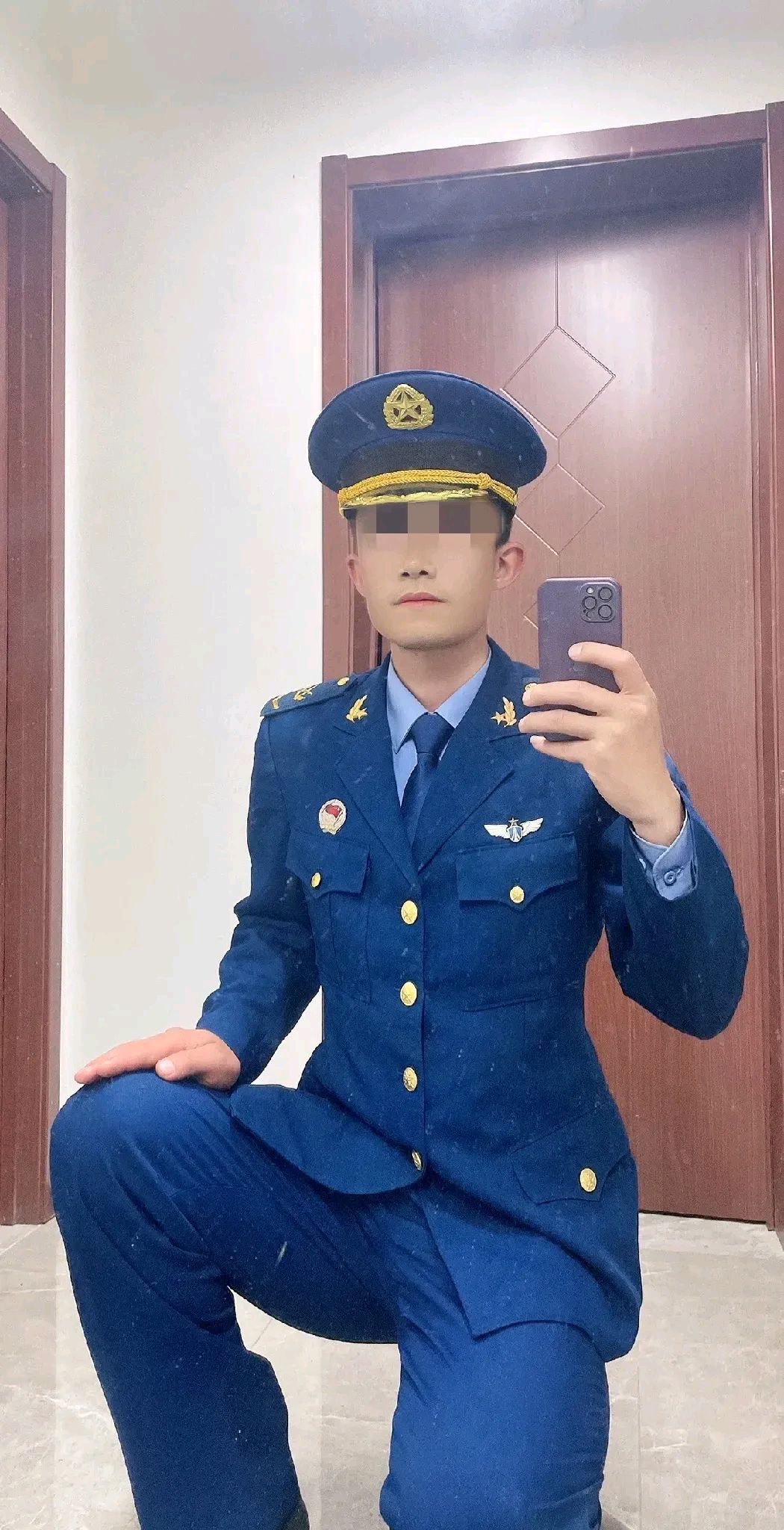 这衣服看着像空军的,可这个大檐帽是哪里的?士兵的不像,干部的也不