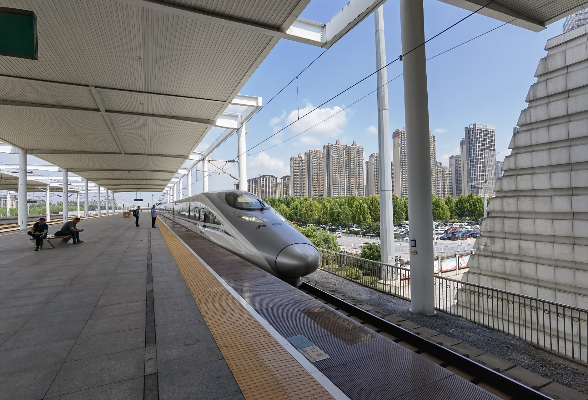 坐上去武汉的高铁,心中感慨万千,上次去武汉还是12年前,那时的高铁车