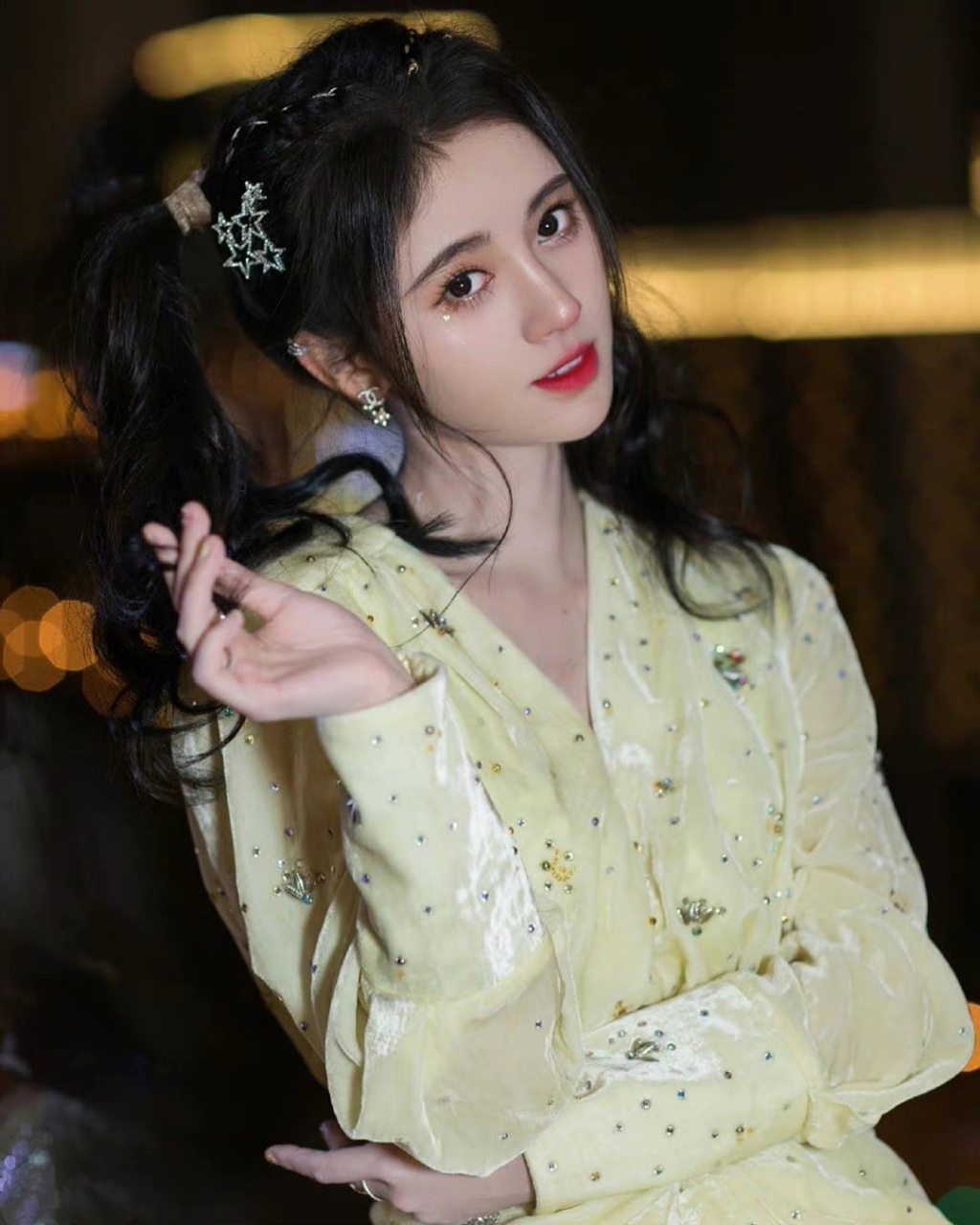 鞠婧祎# 黄裙子双马尾,灵巧娇艳,元气满满