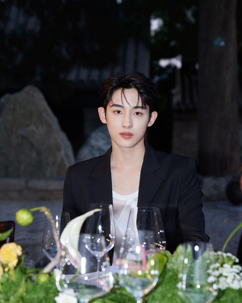 身垮品牌包包,一身西装帅气逼人. #明星动态# #明星穿搭# #董思成