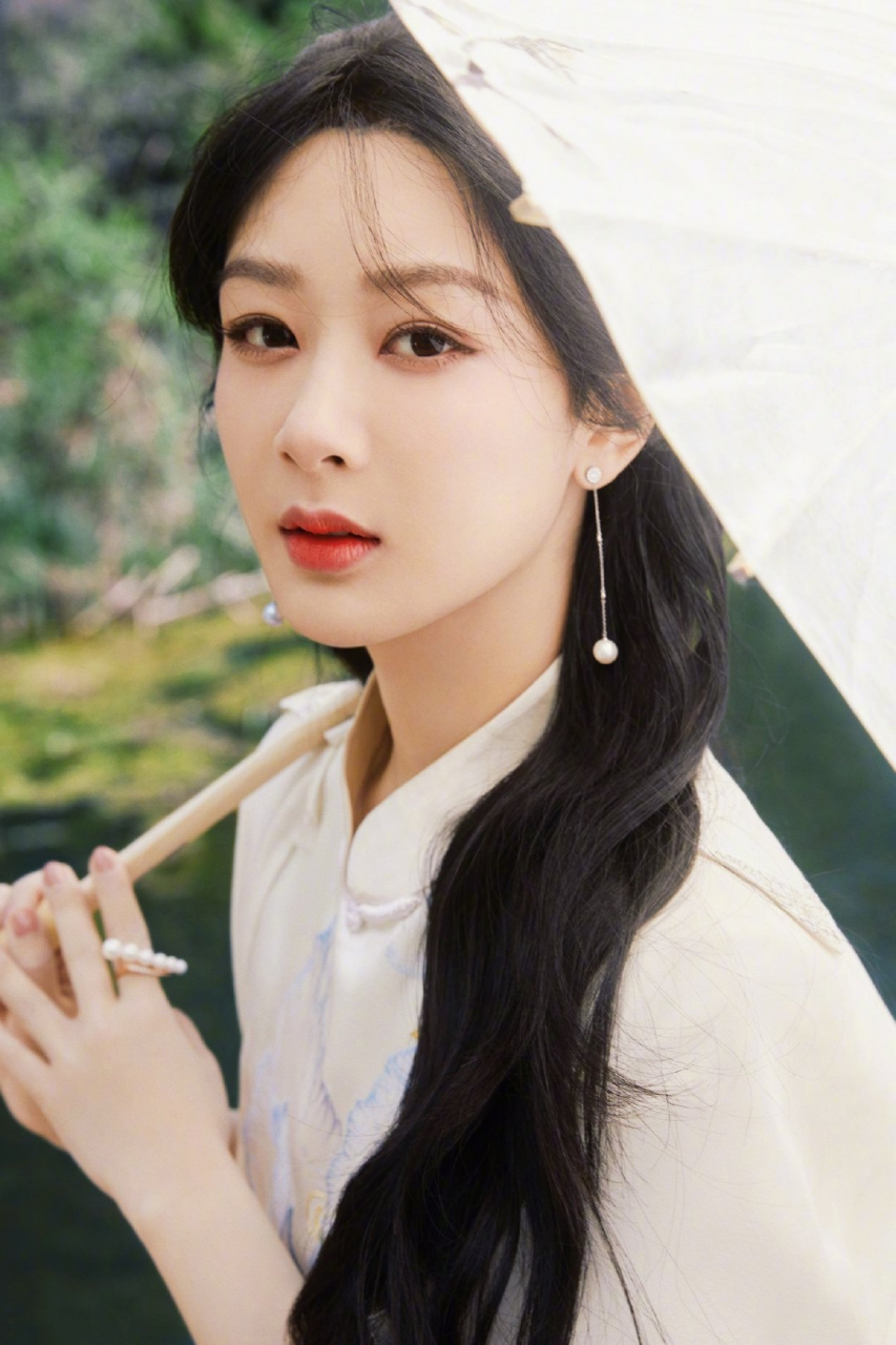 杨紫# 一袭白色旗袍,清纯甜美的容颜,纤瘦苗条的身材,妩媚柔情,性感