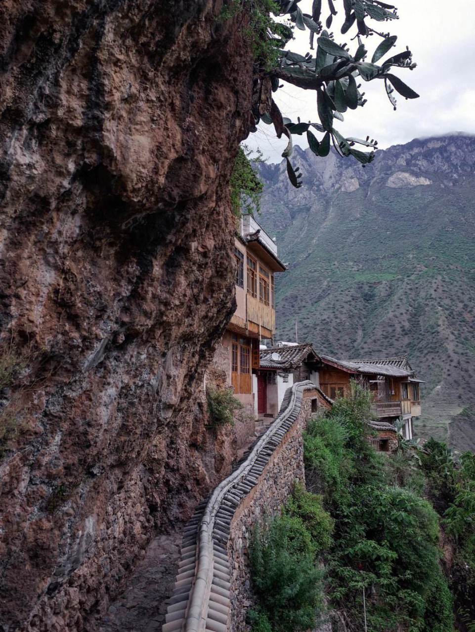 丽江旅行地之—宝山石头城  宝山石头城建在金沙江畔一处隆起的巨大