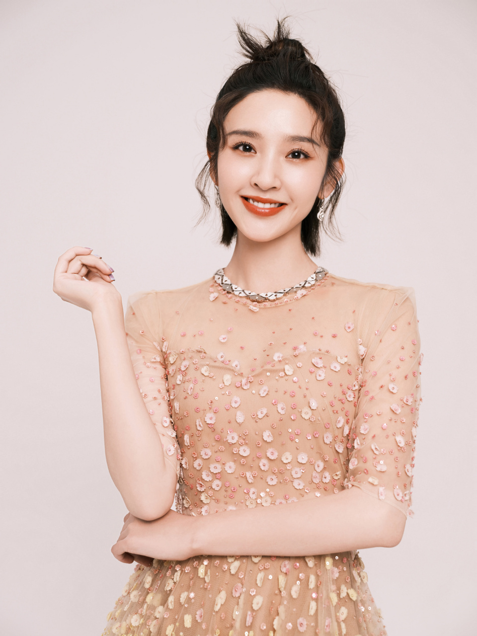 唐艺昕唯美长裙写真!#明星# #美女# #百家新收益# #九月动态激励计划