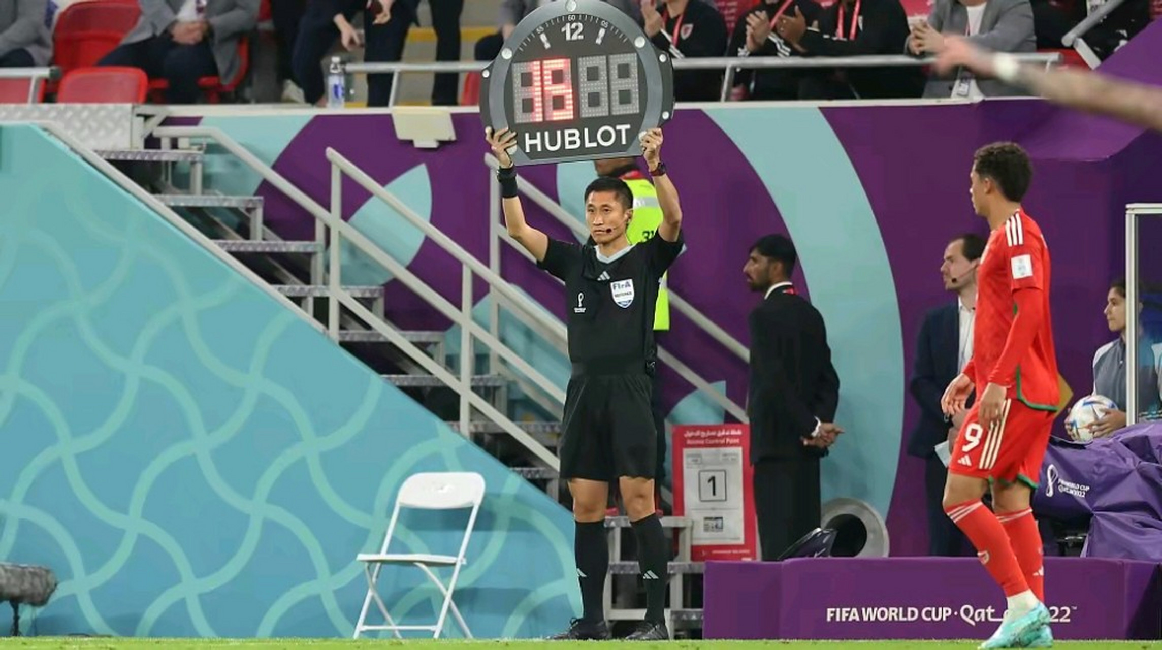 这位能在世界杯赛场上判罚的中国金哨,果然像球迷们怀疑的那样是有