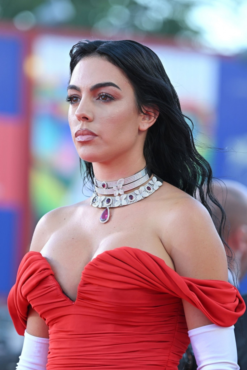 c罗娇妻乔治娜georgina rodri07guez 出席威尼斯电影节,红毯造型.
