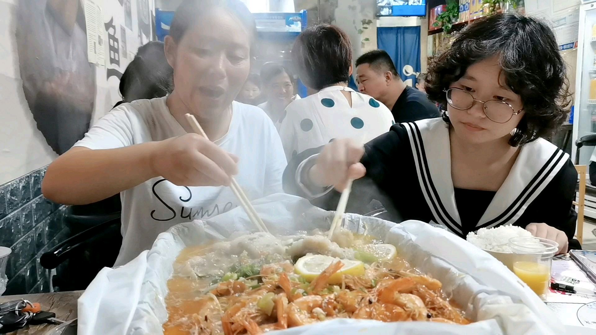 孩子被心怡大学录取,点98元鱼虾恋纸包火锅庆祝,小酌一杯真惬意