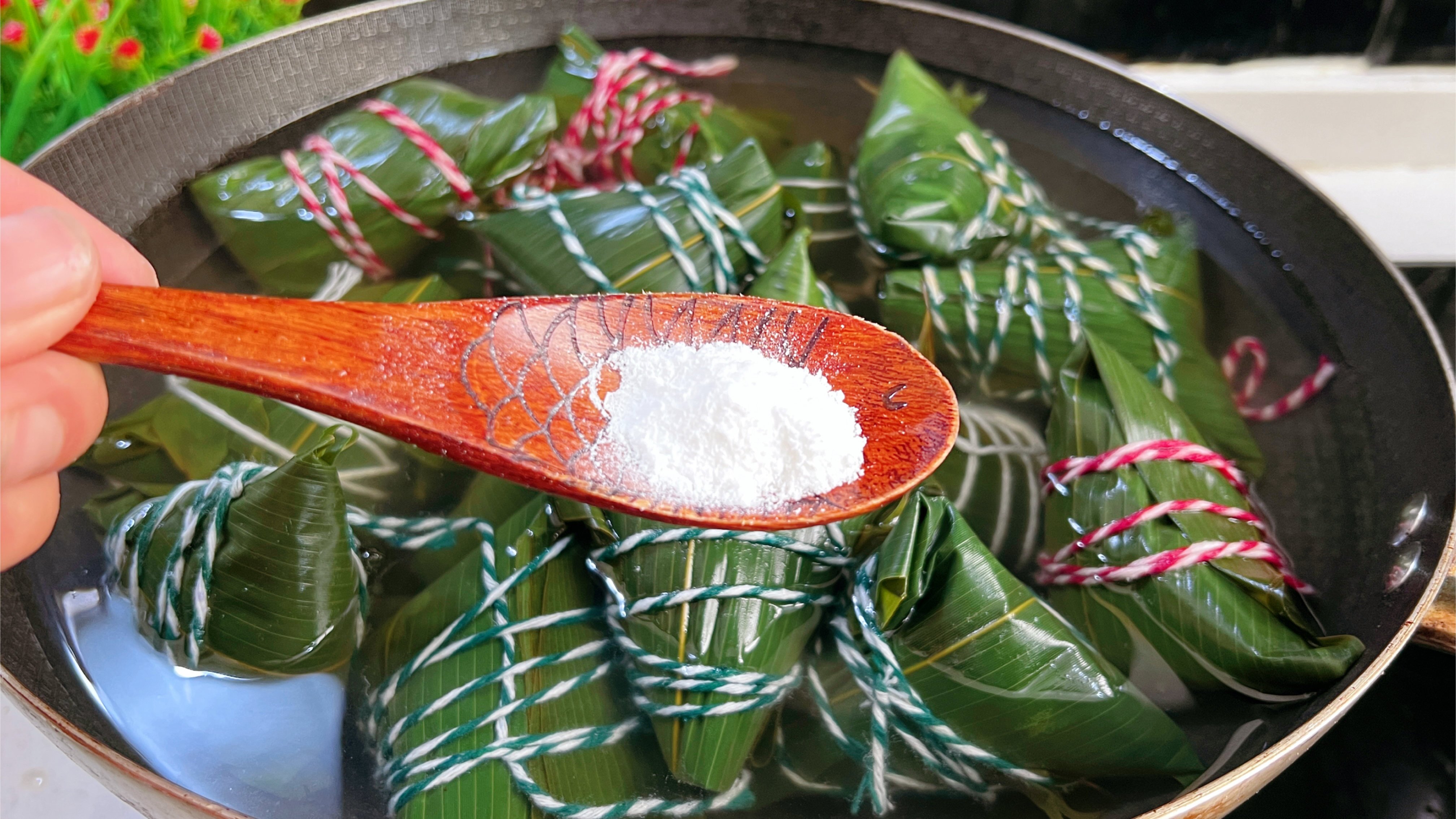 煮粽子时，只用清水煮就错了！多加一步，软糯香甜，不夹生不漏米