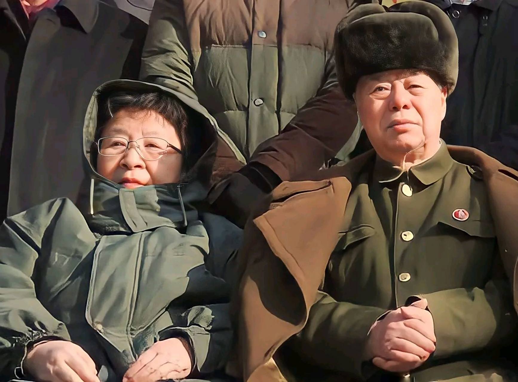 这是李纳和丈夫王景清在一次参观时合影照片.