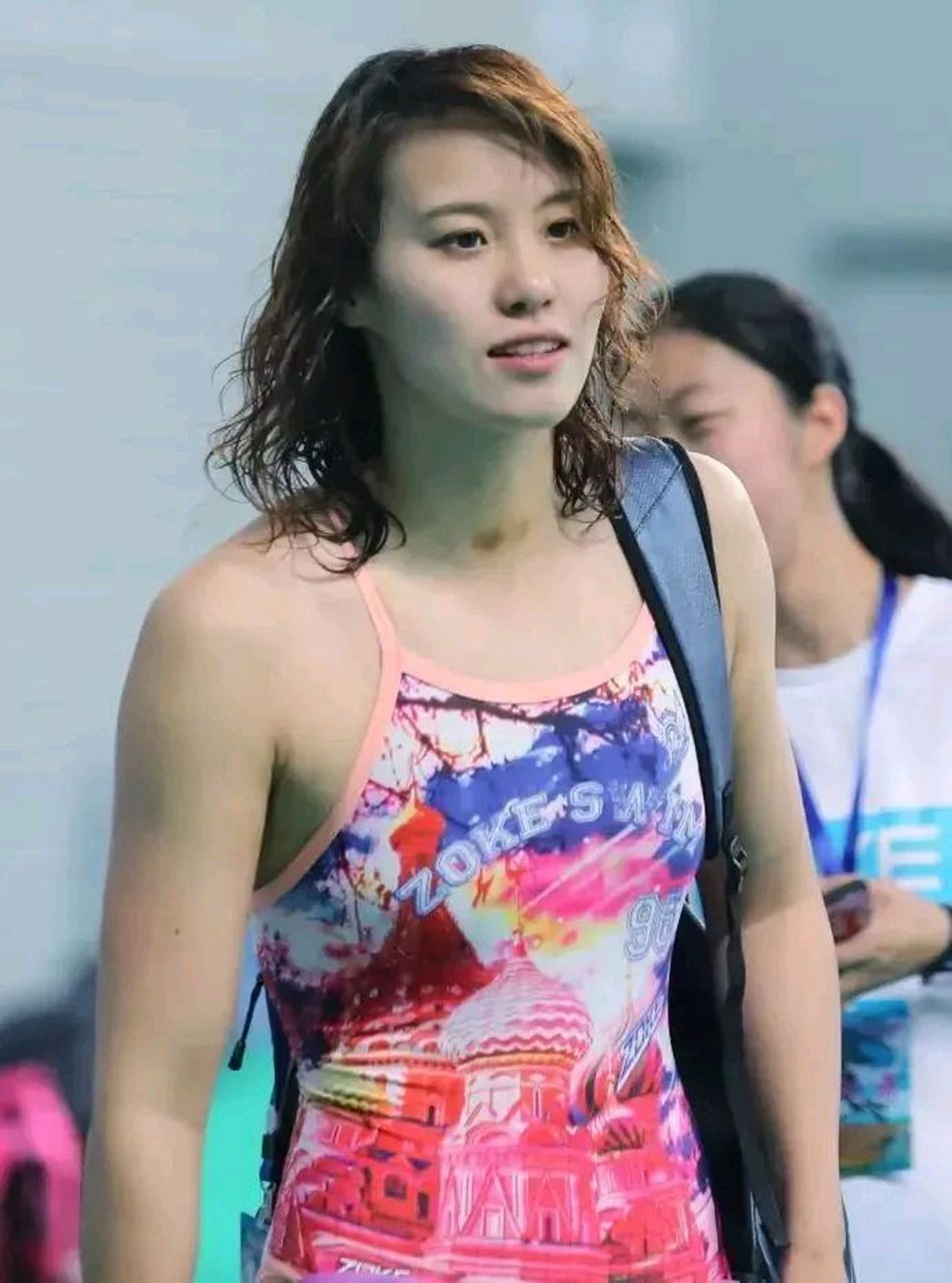 游泳# 运动员和#跳水# 运动员穿上游泳衣后胸部看起来小的原沂乔