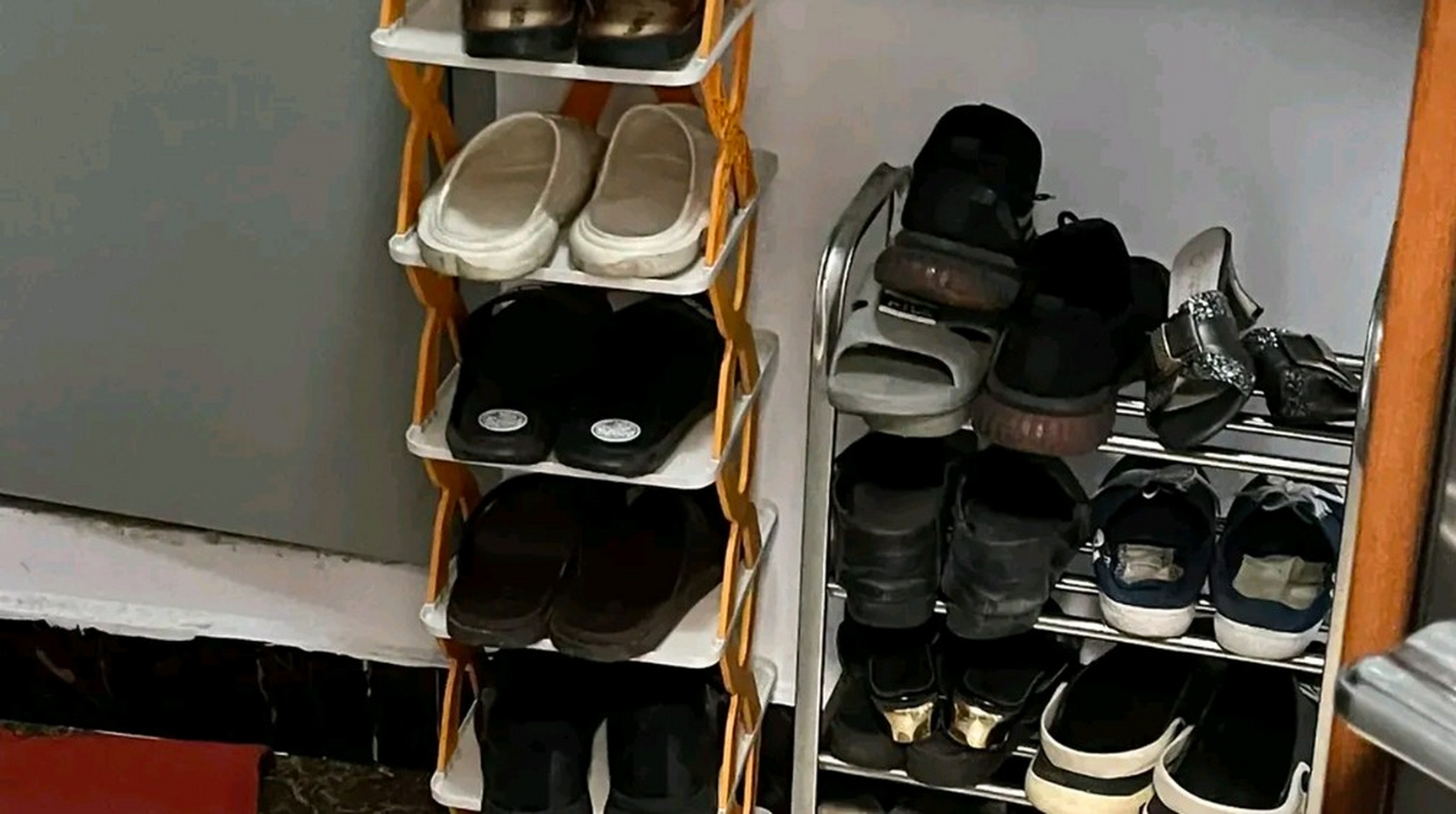 隔壁家每次都把鞋子放在门口,有时候很杂乱, 而且很臭!