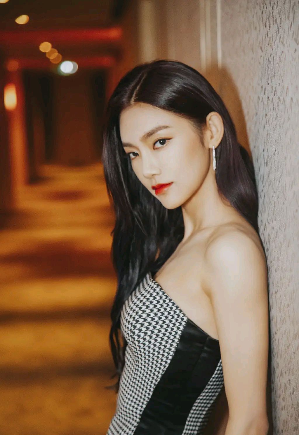 曾可妮精美壁纸:颜值超高,身材高挑迷人!