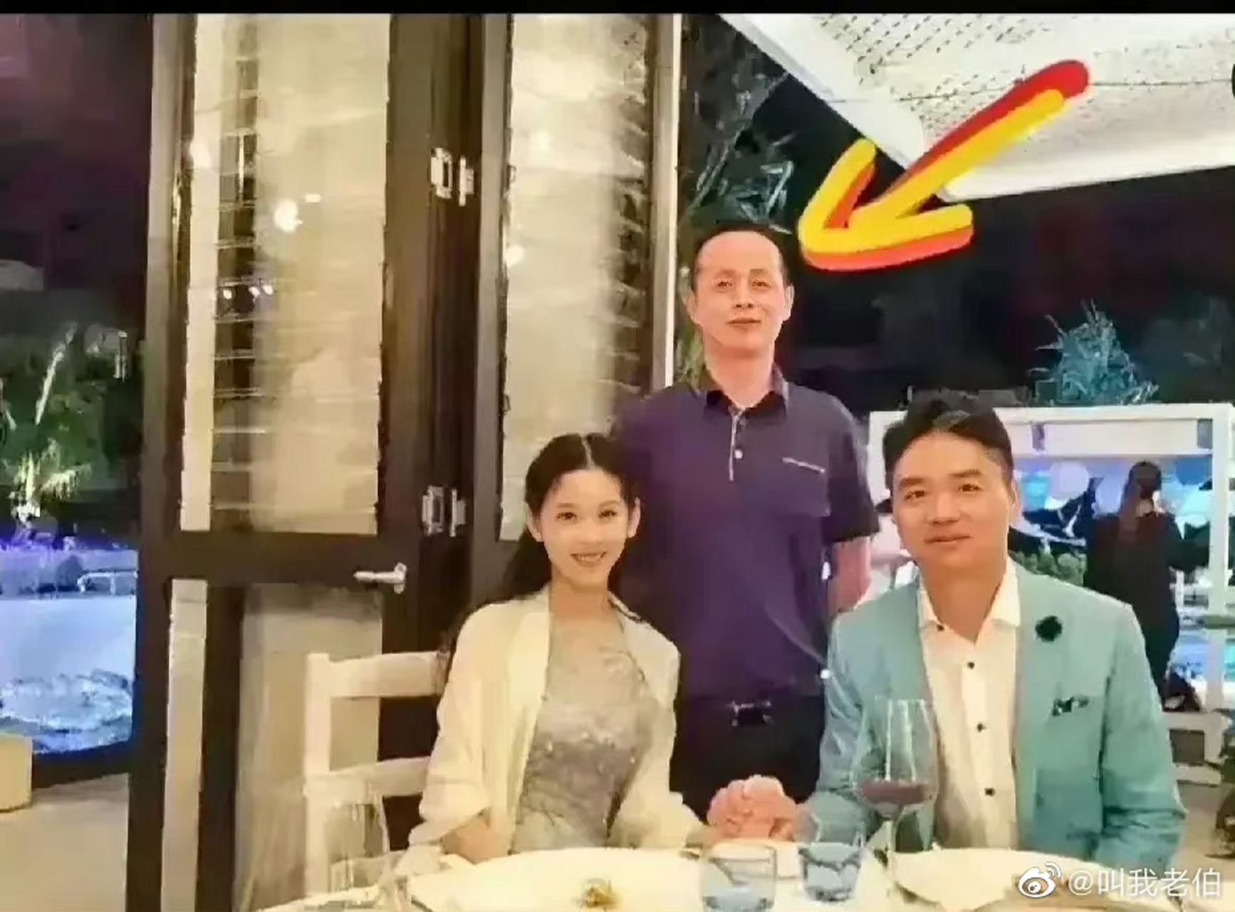 刘强东和章泽天爸爸合影,感觉刘强东和章泽天爸爸是一辈人
