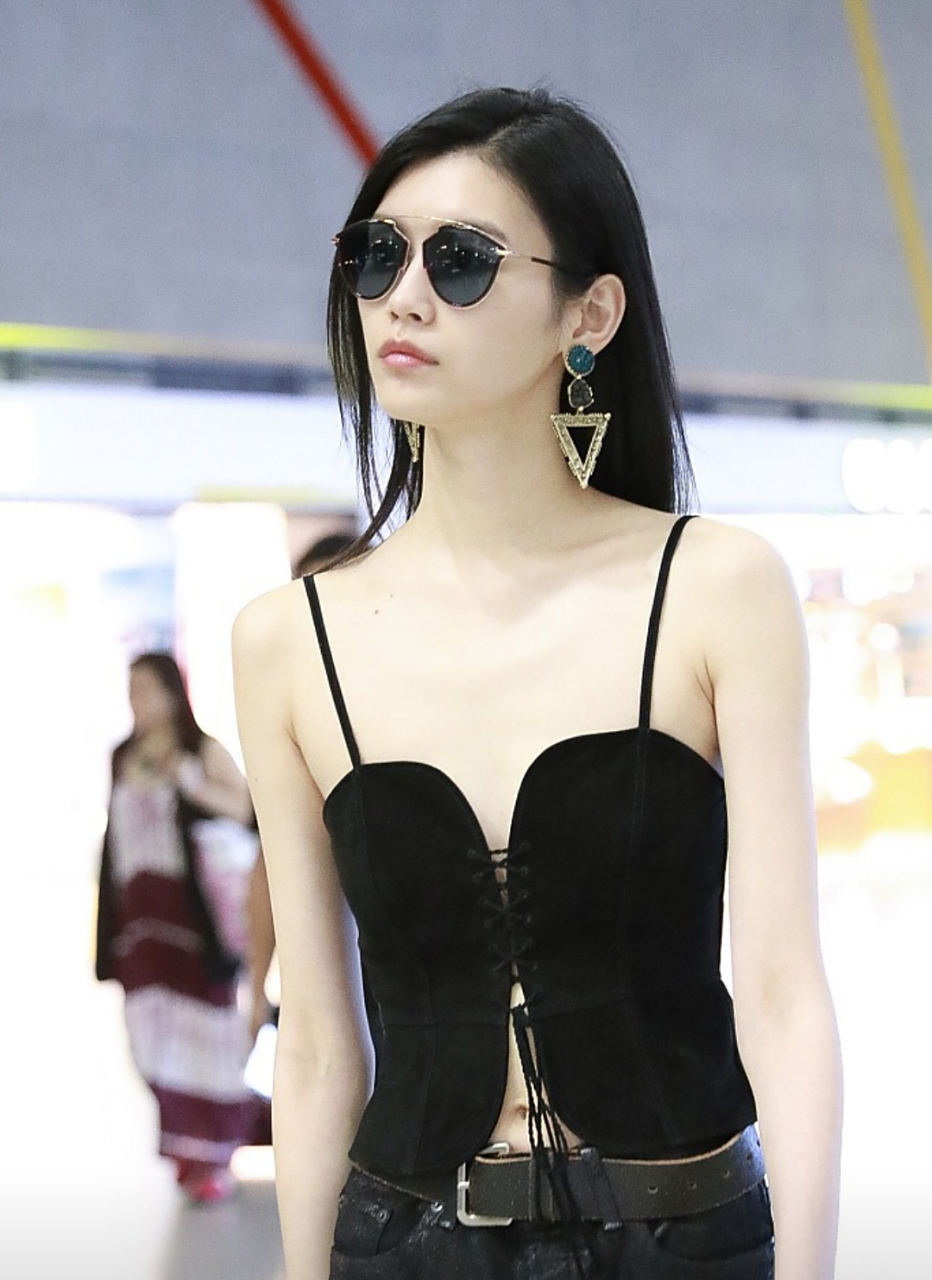 奚梦瑶是一位中国模特和演员,曾经为多个知名品牌拍摄广告和杂志封面.