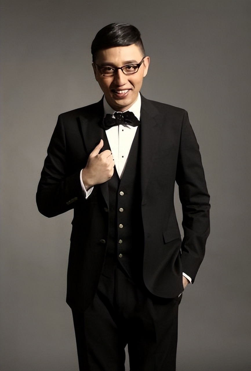 网传主持人华少因涉嫌违法被带走,而且有网友在评论区表示自己在律所