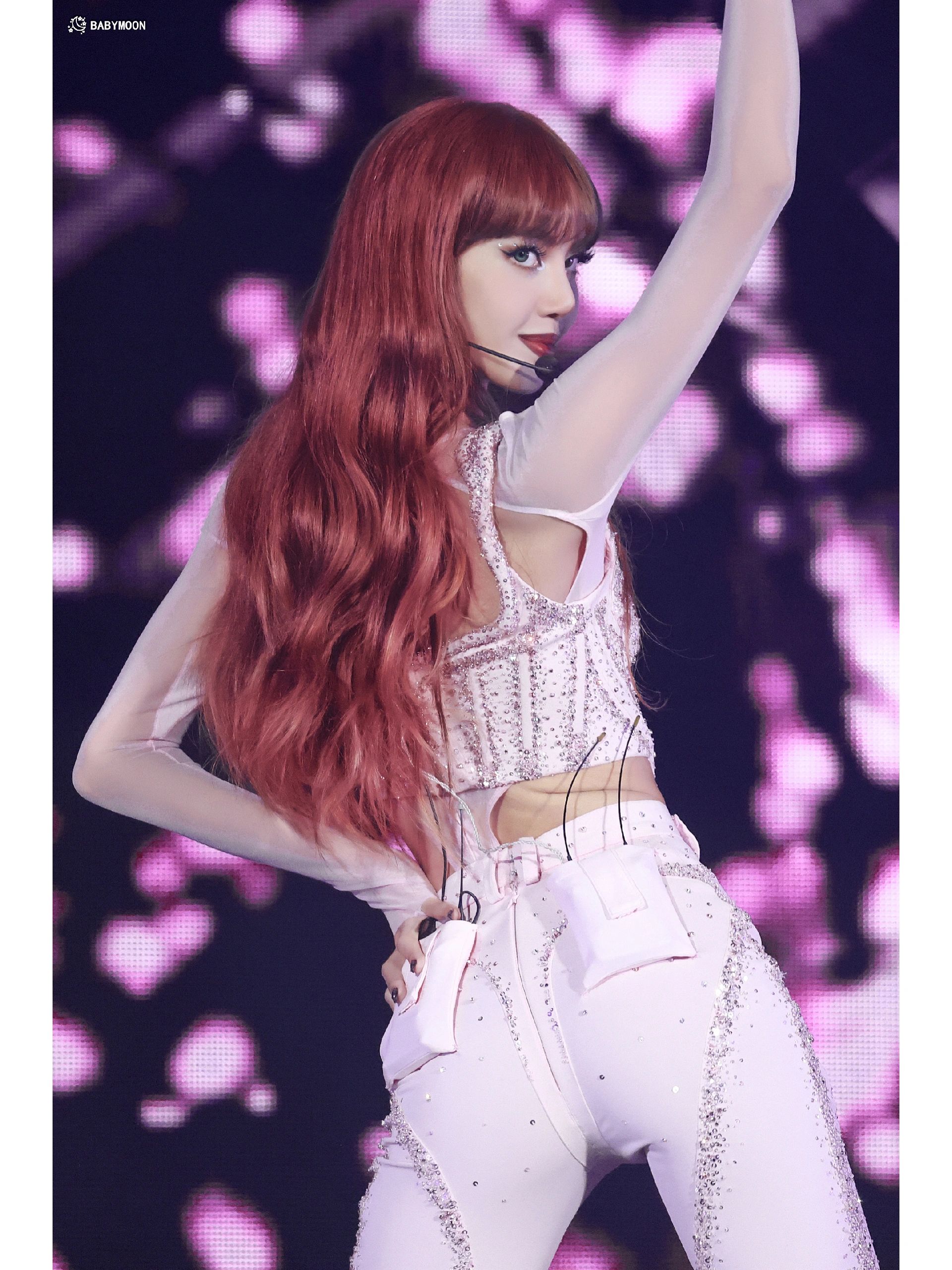 红发小美人鱼登场!lisa惊艳亮相科切拉音乐节