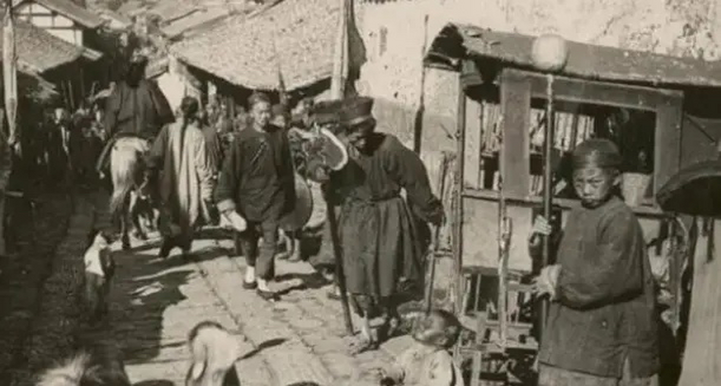 1891年,16岁的张作霖落难乞讨,孙寡妇看中了他,解开