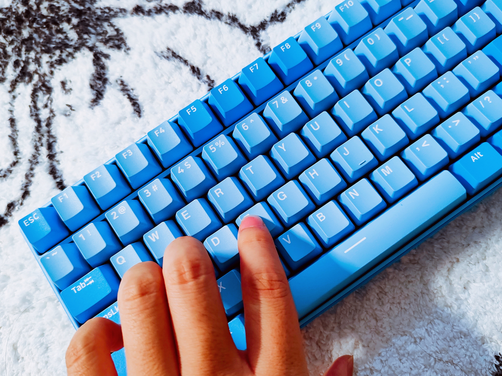 不得不说,联想小新k3机械键盘确实挺不错的,不仅颜值高用起来手感也