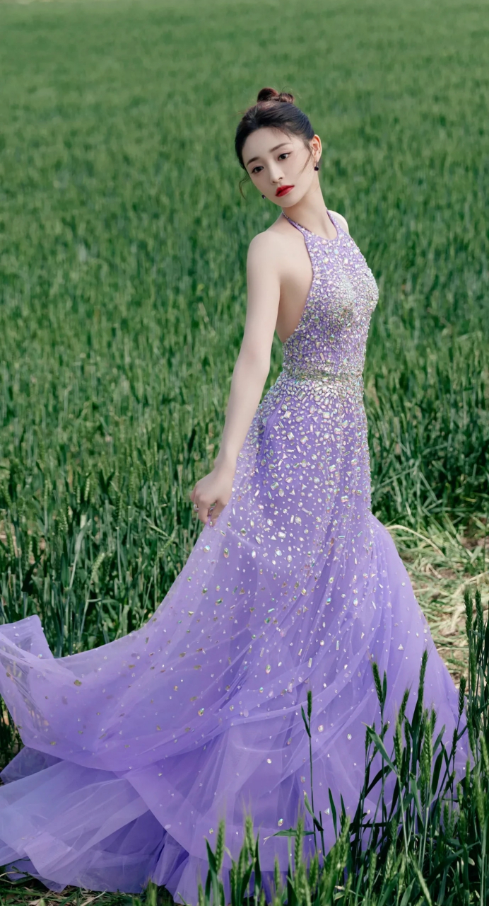 周洁琼紫色亮片长裙晚礼服造型甜美迷人#娱乐大赏# #非常有气质的女
