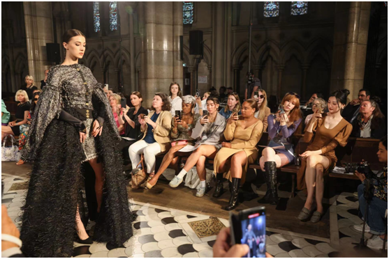 中国模特赵欣亮相valeriya 2023/24秋冬高定发布会