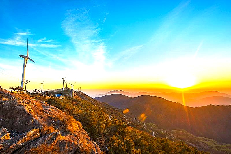 广东茂名浮山岭,有"城市后花园"的美誉,是赏日观云海的好地方