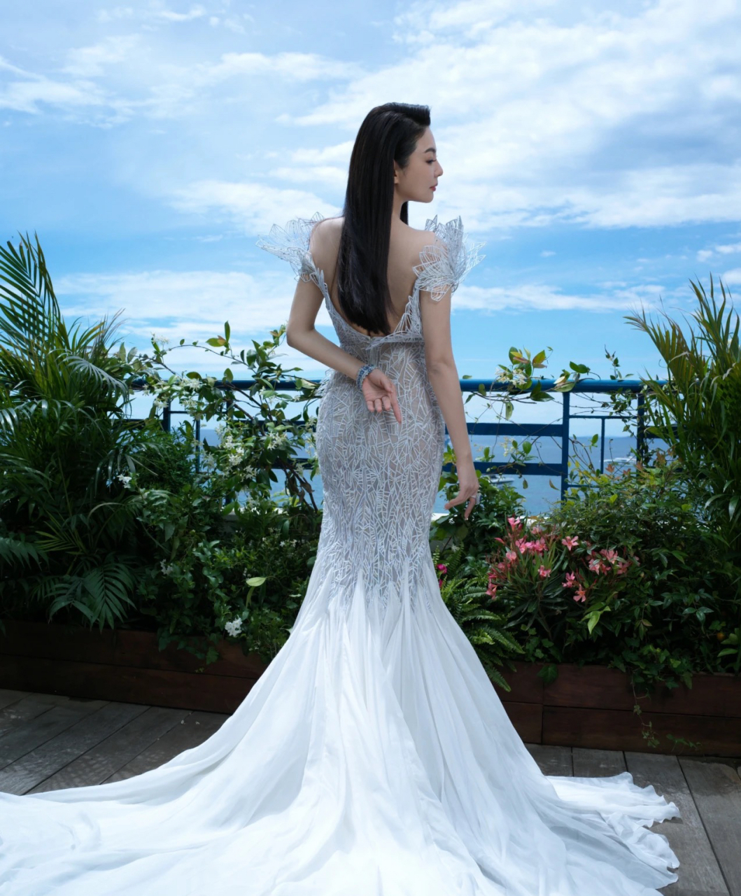 张雨绮戛纳最新造型!