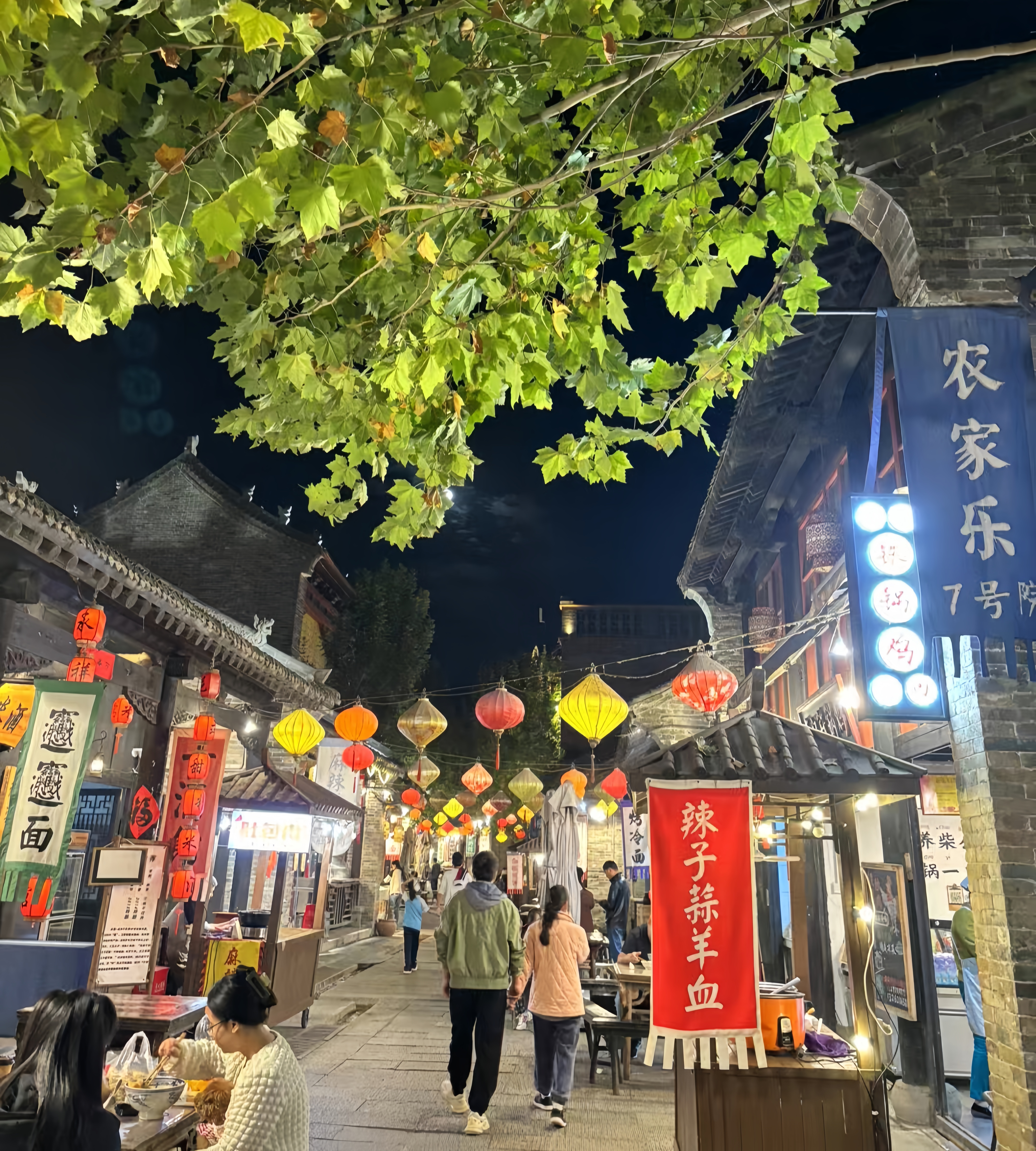 周末和家人一同前往同盟镇,感受着秋日的宁静与美丽,我们在古镇里溜达