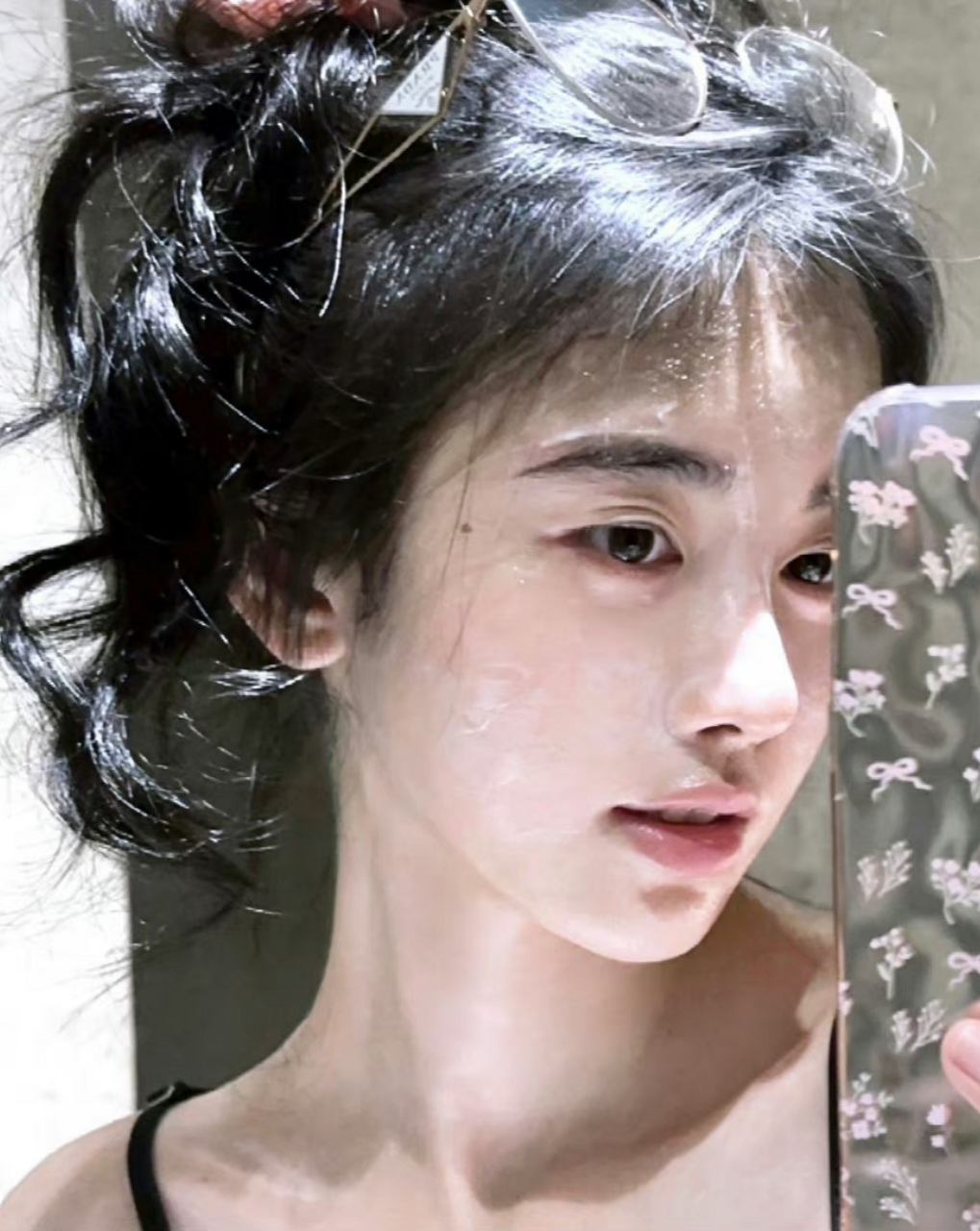 鞠婧祎素颜wink# 四千年美女鞠婧祎发出洁面中的小鞠,似乎在回应拭创