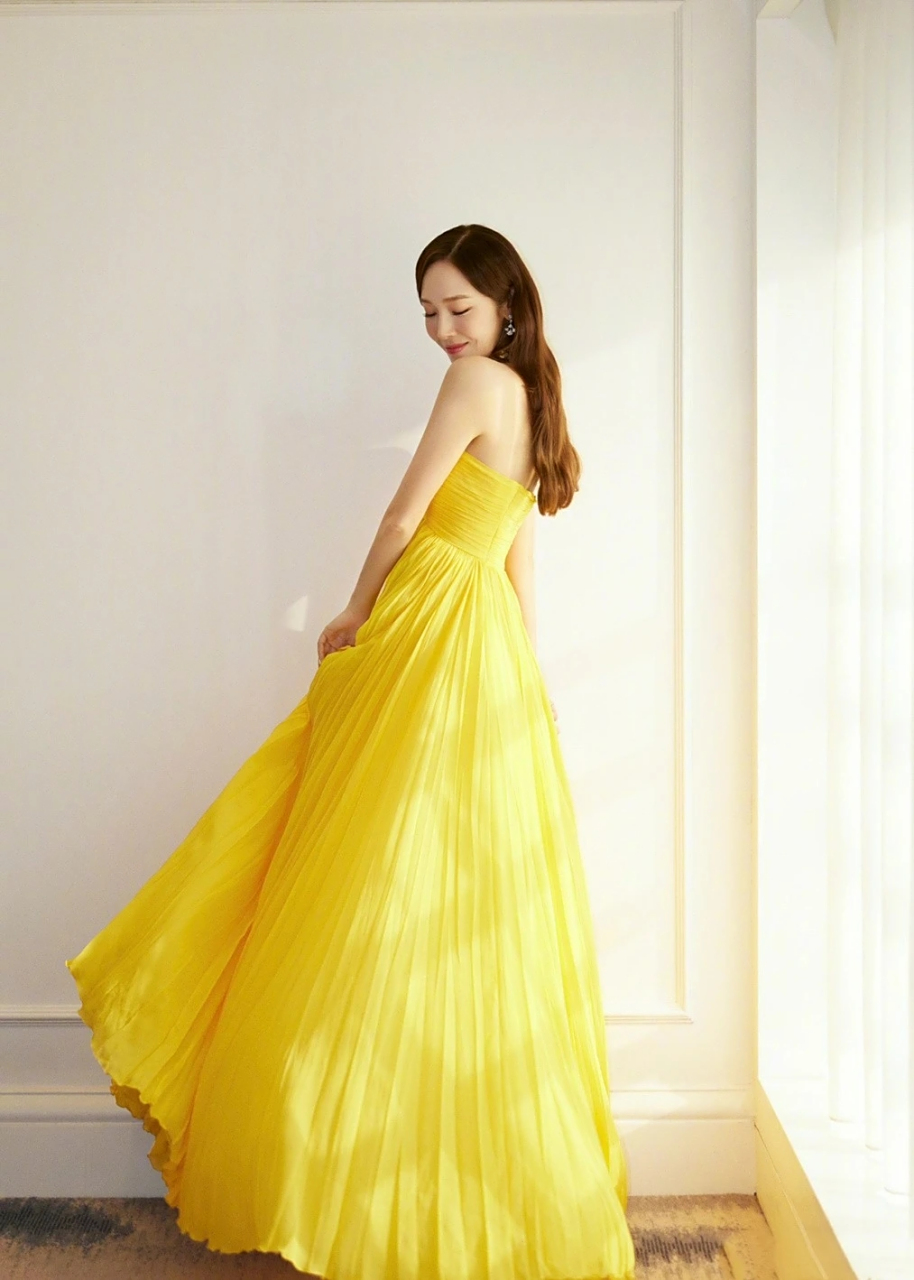 郑秀妍黄色长裙礼服大秀事业线. 黄色非常吸睛,不过一般人驾驭不了. #
