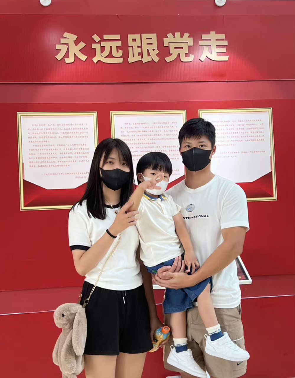 恭喜苏炳添与妻子林艳芳二胎得子,苏炳添不仅在体育上为国争光,生活中