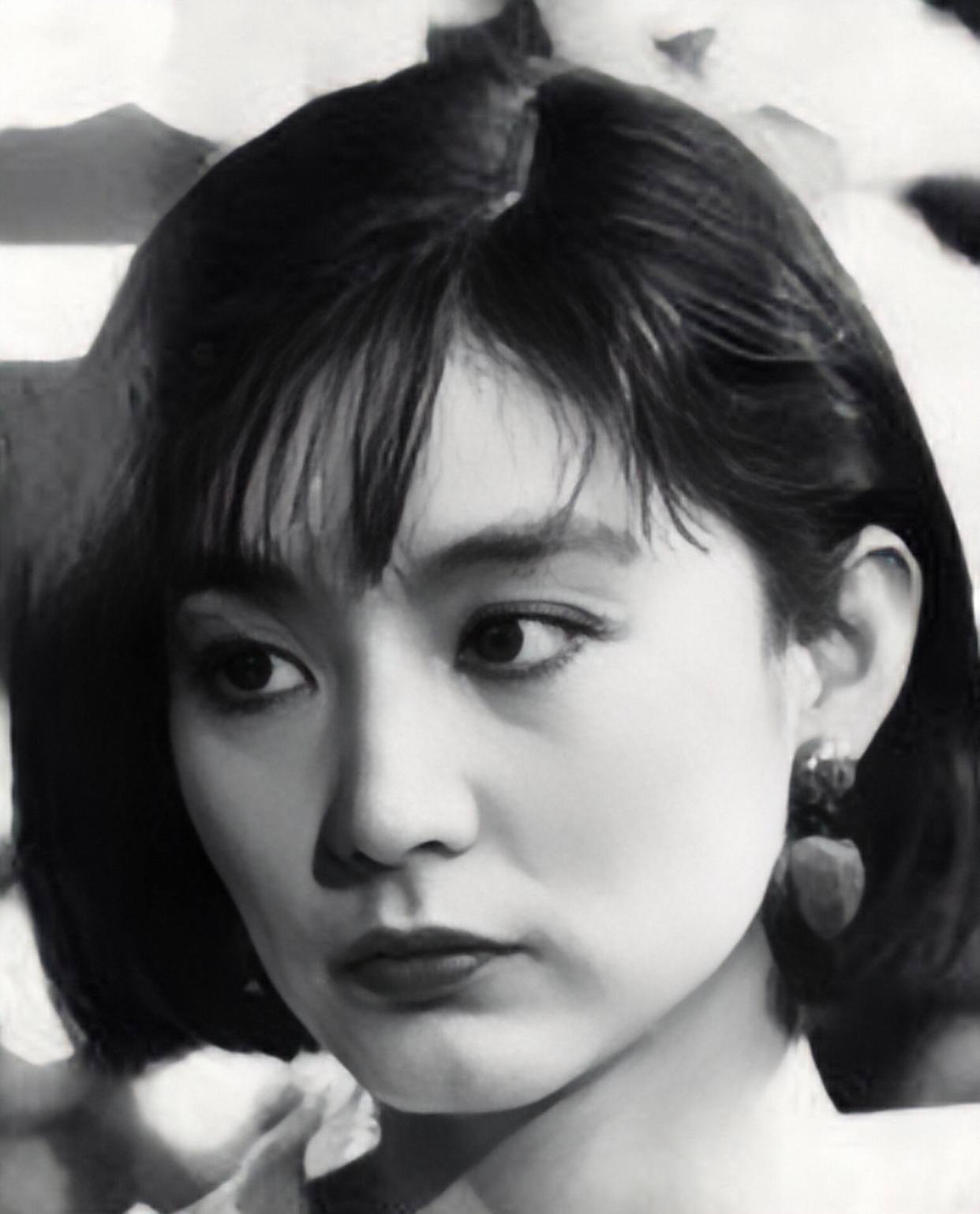 林青霞终于想到换发型,剪完刘海有了书卷气,微胖也不油腻