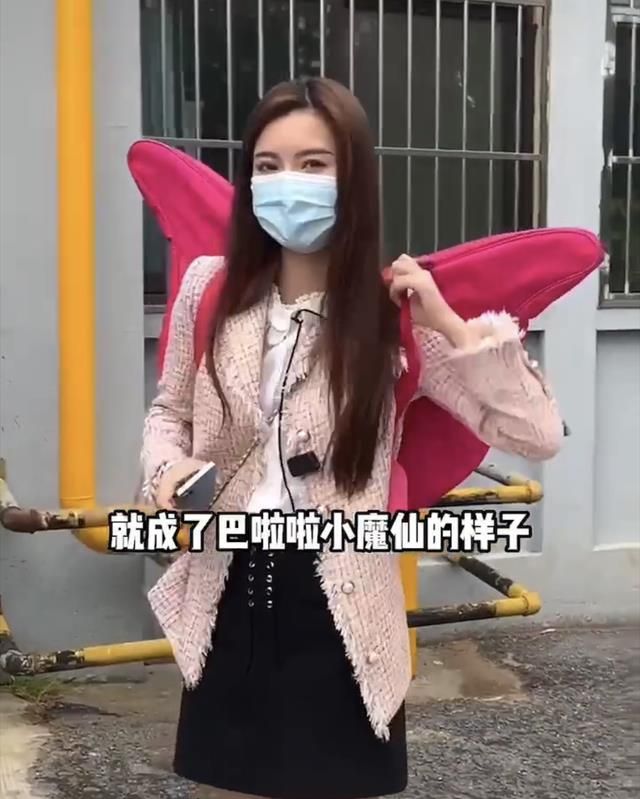 猴哥之妻何钰欣化身"美人鱼,在水族馆玩潜水,长腿吸引人眼球