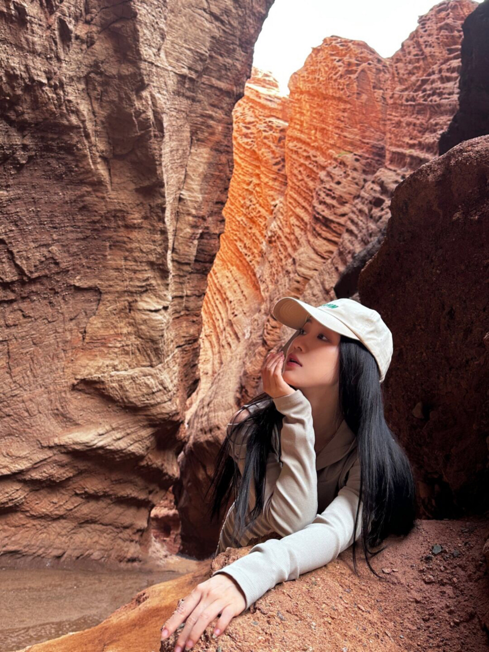 小黑魔仙现身古娜拉黑暗之神地狱山拍摄地 刘美含在新疆拍摄的废土风