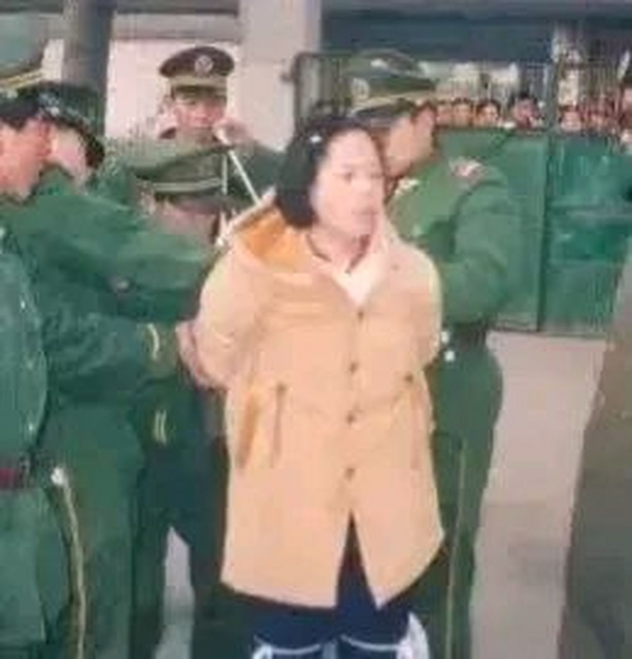 这是90年代,河南巩义,一名犯人即将被押赴刑场的画面