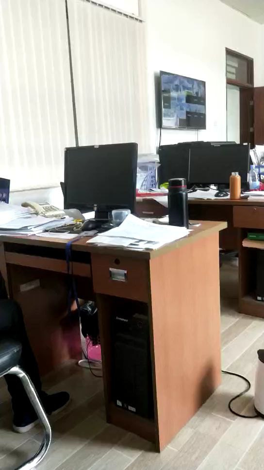 持有24小时核酸检测报告才能进入公司上班办公室里空荡荡的景象同事们