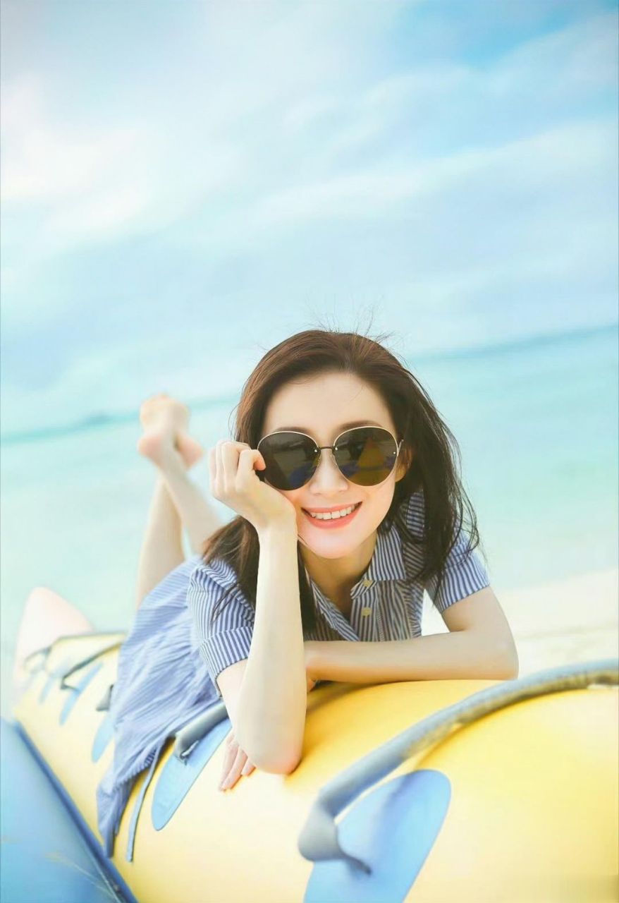 舒畅属于比较会保养的,至今都是一张娃娃脸,丝毫看不出年龄.