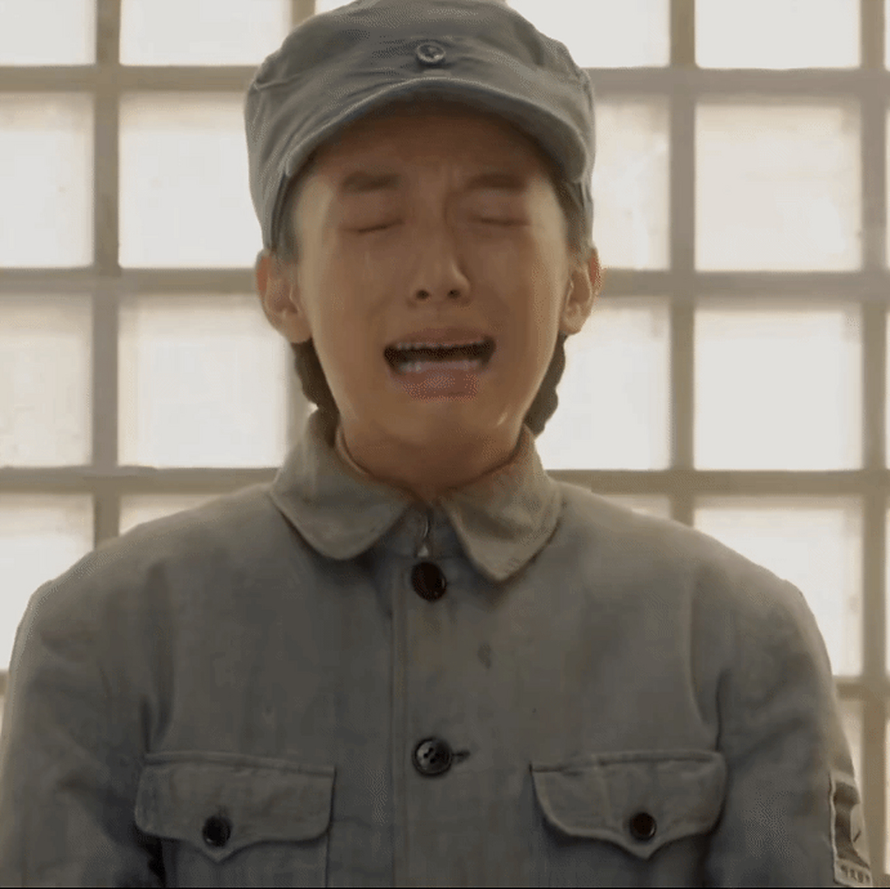 周也演戏表情容易控制不住,有点搞笑,很可爱