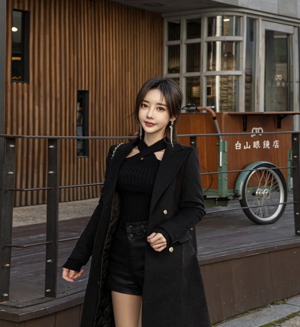 孙允珠韩国女神,黑色吊领超短裤穿搭,性感撩人