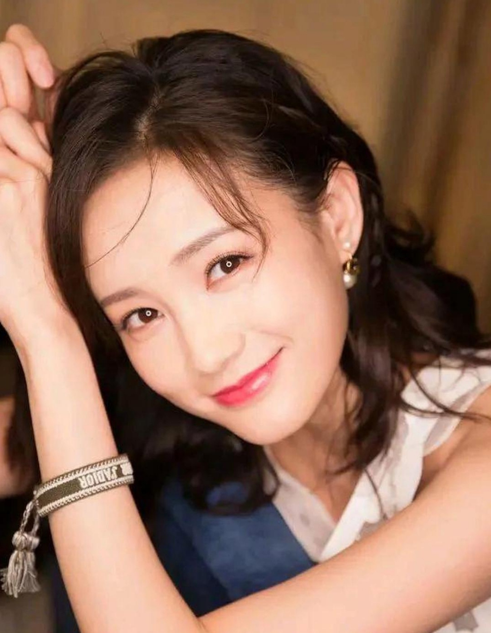 看李一桐笑的甜可爱美动人!#李一桐# #娱乐