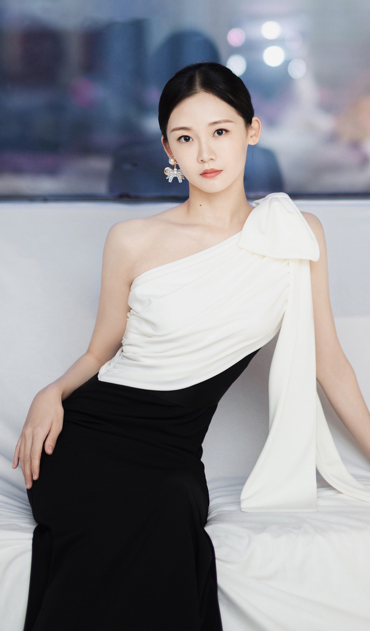 青年演员苗苗:花容月貌,秀丽多姿