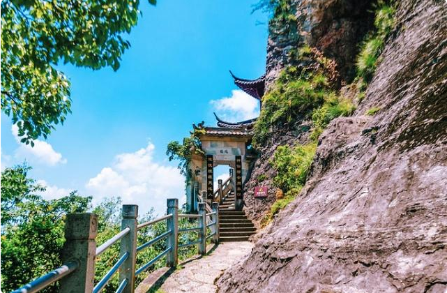 浙江藏著一座懸空寺,且比恆山懸空寺高出60多米,距今已700多年