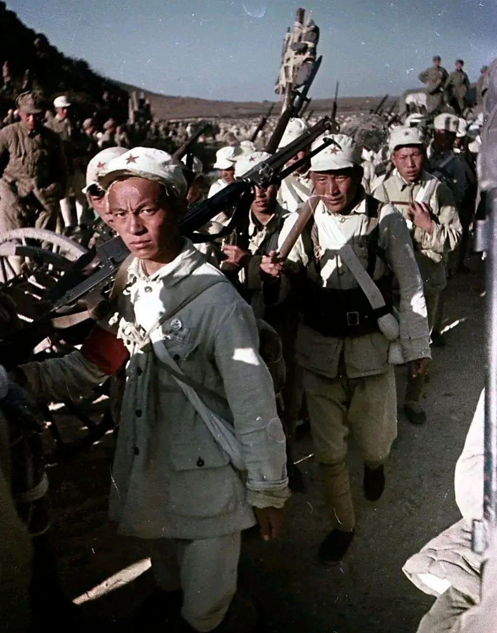 这是解放战争期间解放军战士的行军照片.