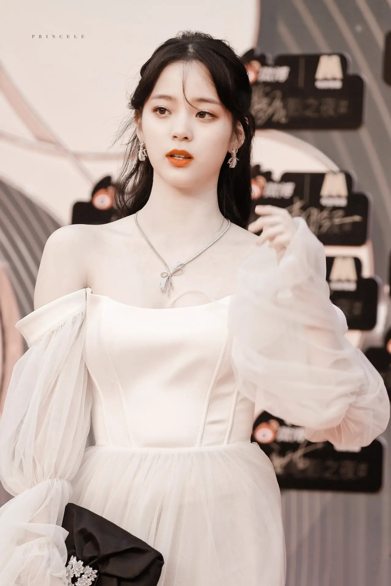 欧阳娜娜一袭白色纱裙在微博之夜上,魅力十足,女神范十足.